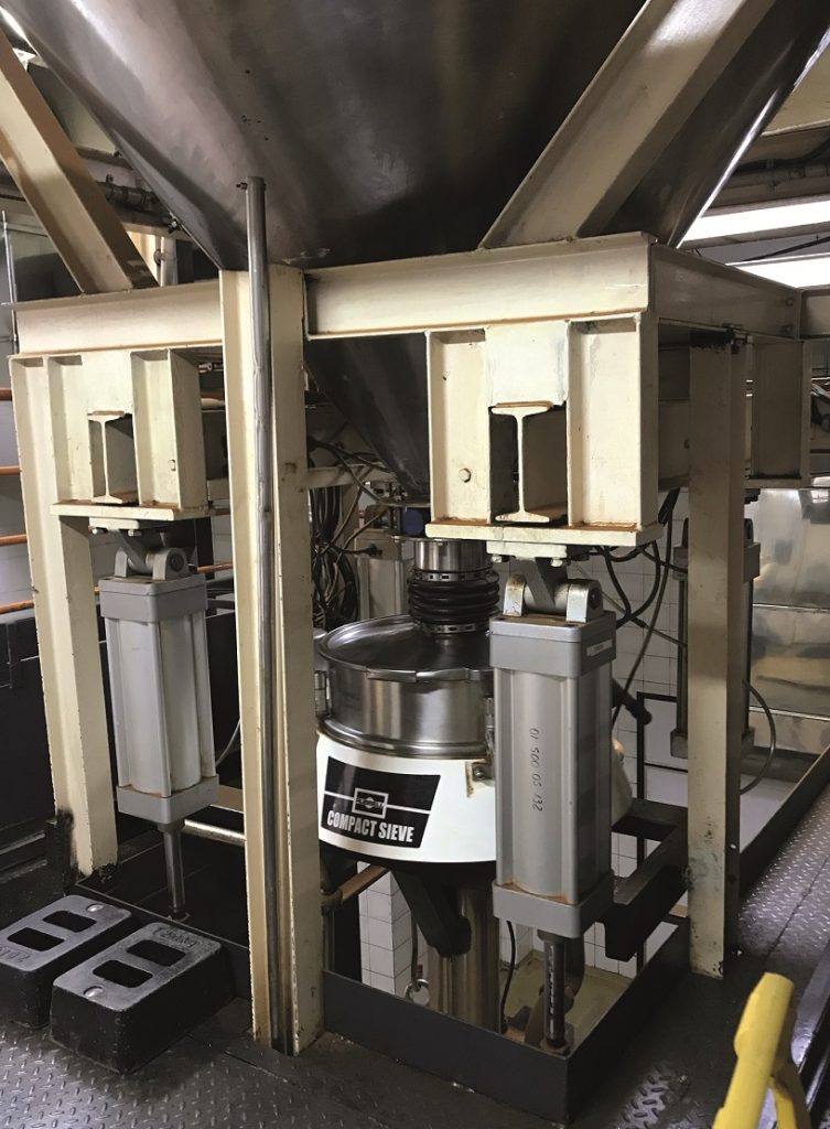 在Realcafe筛选精制咖啡