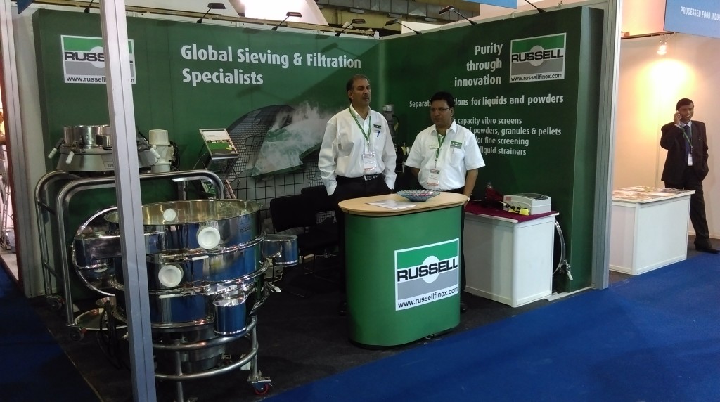 全球筛选和过滤专家站在FoodTec