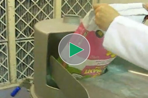 用振动筛检查筛粉